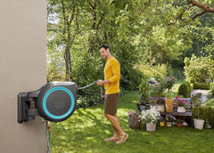 Gardena Wand-Schlauchbox RollUp M/L (türkis) 25 m: flexible Bewässerung für mittelgroße bis große Gärten, Schwenkbare, inkl. 25 m Qualitätschlauch und