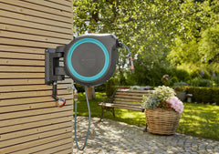 Gardena Wand-Schlauchbox RollUp M/L (türkis) 25 m: flexible Bewässerung für mittelgroße bis große Gärten, Schwenkbare, inkl. 25 m Qualitätschlauch und