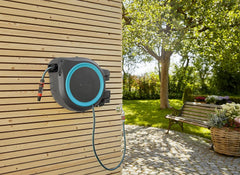Gardena Wand-Schlauchbox RollUp M/L (türkis) 25 m: flexible Bewässerung für mittelgroße bis große Gärten, Schwenkbare, inkl. 25 m Qualitätschlauch und