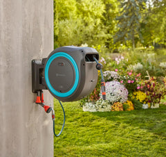 Gardena Akku-Wand-Schlauchbox PowerRoll XL solo: Automatischer Schlauchaufroller mit 35 m Gartenschlauch, Schlauchführung und RollControll,